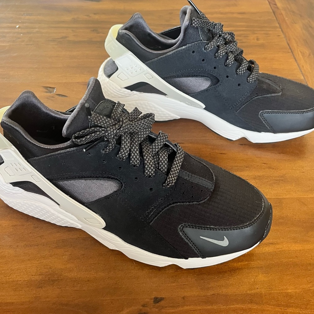 Nike Men’s Black and White Athletic Sneakers with Gray Accents